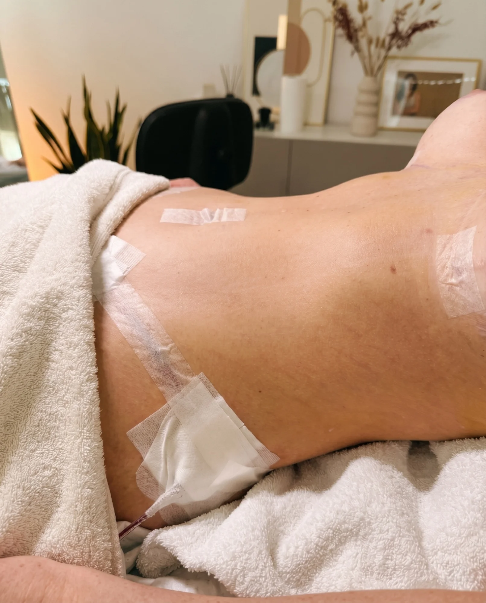 Thérapie manuelle douce dans un cabinet baigné de lumière