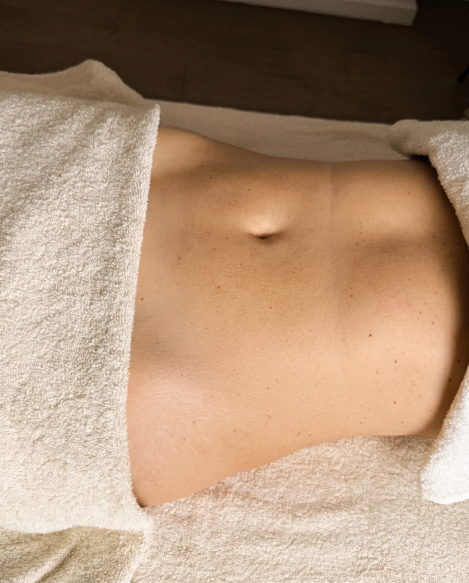 Détail éditorial — cabinet et tissu lin