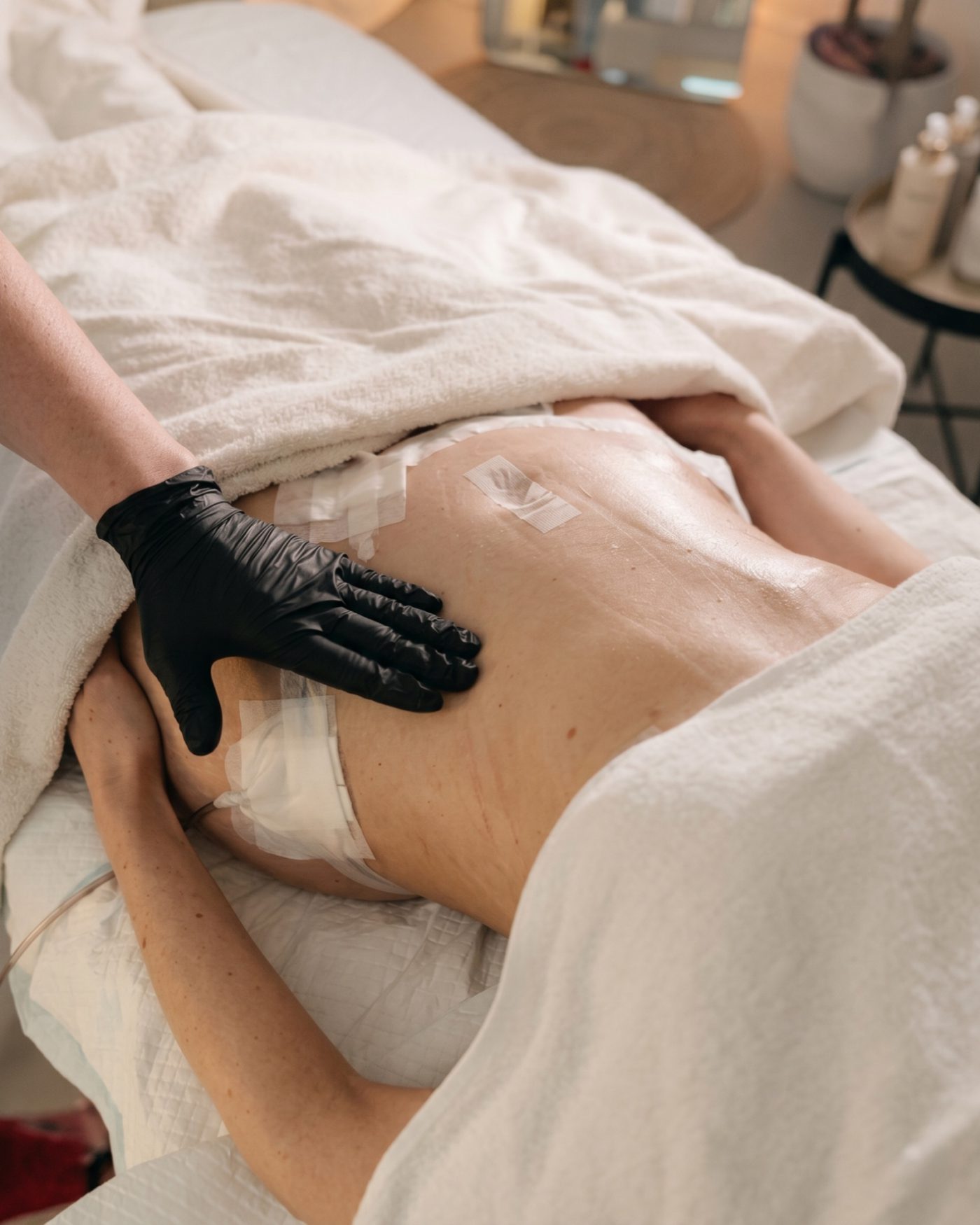 Séance de drainage lymphatique manuel en post-opératoire de chirurgie esthétique.