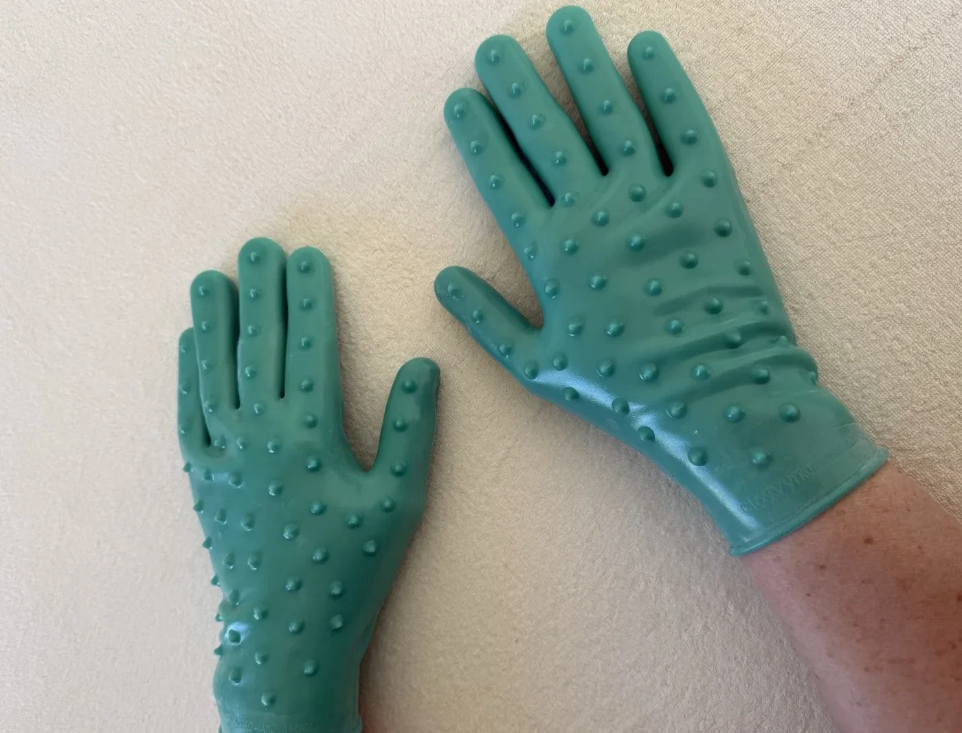 Glovvy Pro, gant silicone à micro-bulles pour thérapie manuelle en kinésithérapie dermato-fonctionnelle.