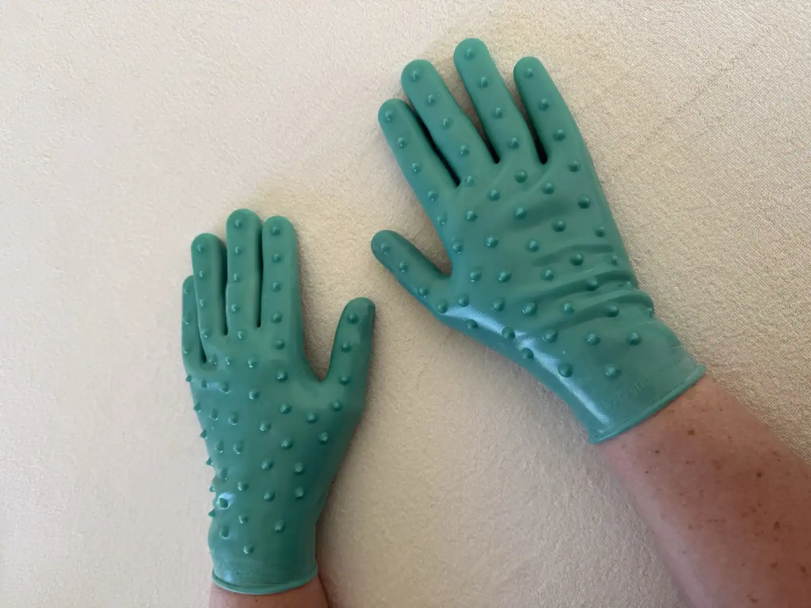 Glovvy Pro, gant silicone à micro-bulles pour thérapie manuelle en kinésithérapie dermato-fonctionnelle.