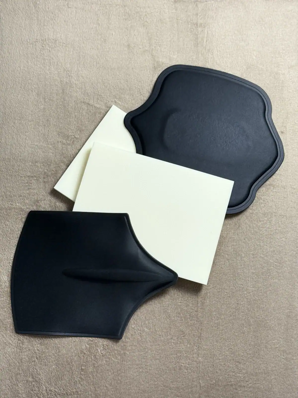 Plaque de lipofoam et planches de compression pour abdomen et sacrum.