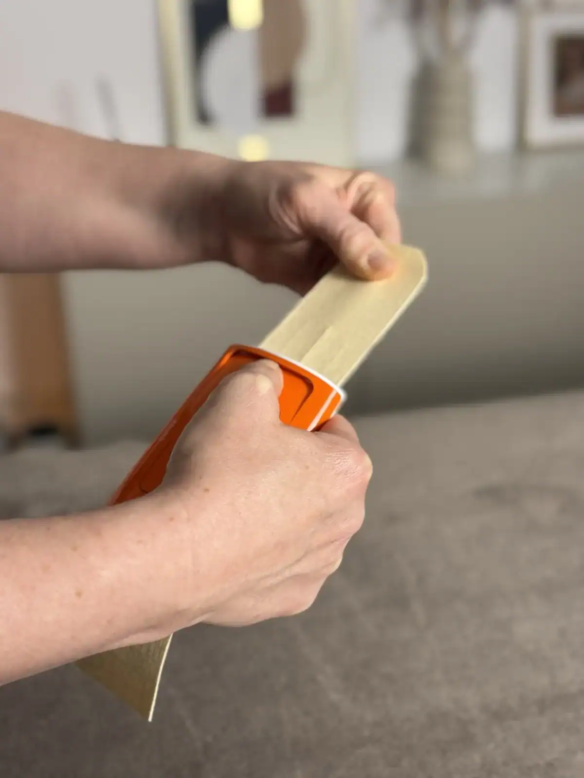 Découpe d'une bande de taping lymphatique en préparation d'une séance.