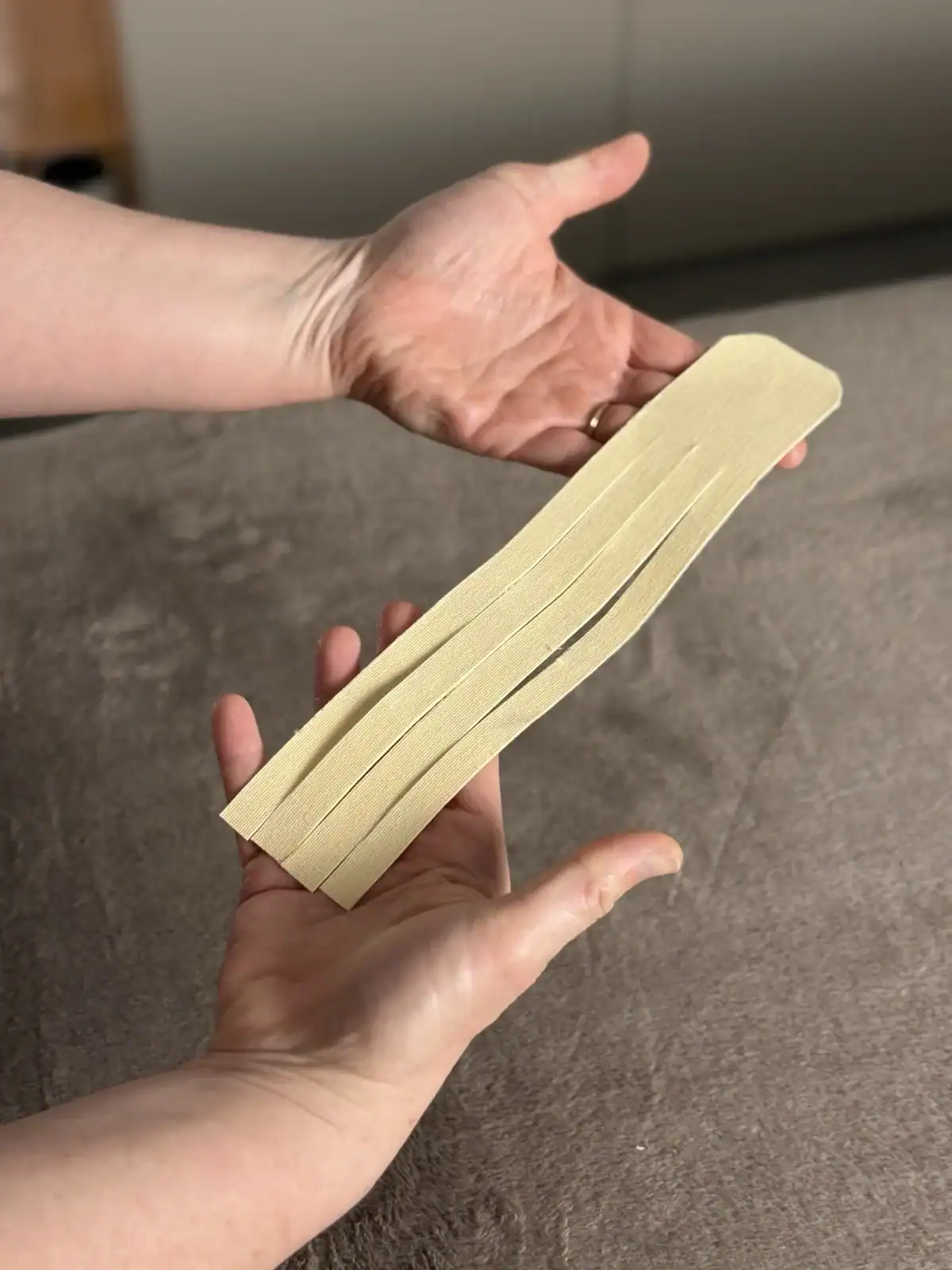 Bande de taping lymphatique préparée, prête à être posée.